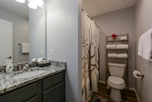 Koupelna v ubytování 3BR Condo Near The Strip - Pool - FREE TICKETS INCLUDED - VIN2912-3 + 14 fotografií