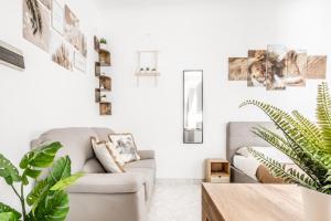 sala de estar con sofá y plantas en [Pretty House Navigli-Duomo] Netflix & Design, en Milán