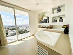 baño con lavabo y ventana grande en Hotel Stadium en León