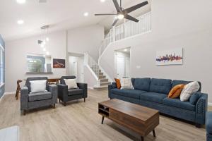 sala de estar con sofá azul y 2 sillas en Your Home Away from Home in Austin!, en Austin