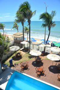 ナタールにあるApto Romântico frente mar vista mar Elegance Flatのリゾートのバルコニーから眺めるビーチの景色