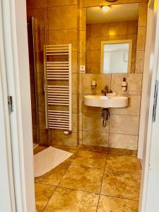 ein Bad mit einem Waschbecken und einem Spiegel in der Unterkunft Underground apartment Bratislava-Nivy in Bratislava