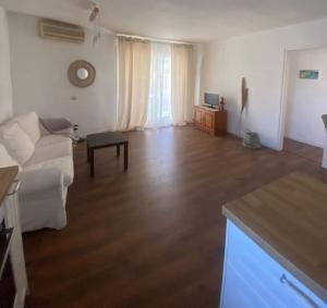 Fotografia z galérie ubytovania Villa Limonero - Bajos con encanto en Cunit v destinácii Cunit