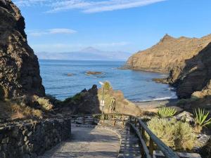 a path leading down to a beach with the ocean at Casa Rural Antigua Escuela II in Hermigua