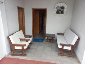 a room with two white chairs and a door at Amplio Departamento cerca de todo 3 Habitaciones in Asunción