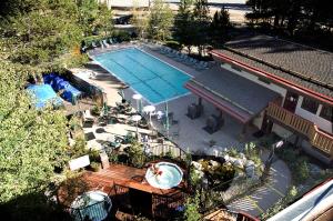 Bazén v ubytování GetAways at Olympic Village Inn nebo v jeho okolí