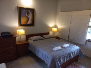 a bedroom with a bed with two towels on it at Amplio Departamento cerca de todo 3 Habitaciones in Asunción