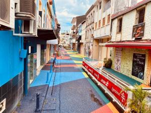 una calle vacía con pintura colorida en los lados de los edificios en LOFT T2 en couleur en plein centre ville Fort-De-France Martinique en Fort-de-France