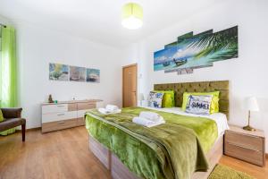 ポルティマンにあるLuxury 3 Bedroom Apartment - Portimãoのベッドルーム1室(大型ベッド1台、緑のシーツ付)