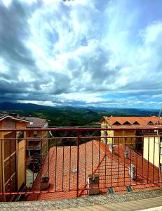 - une vue sur le toit d'un bâtiment dans l'établissement Appartamento al Centro Storico di San Marino, à Saint-Marin