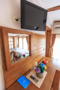 A television and/or entertainment centre at KULA Boutique Hotel