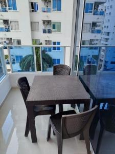 a table and chairs on a balcony with a view of a building at Apartamento en cartagena in Cartagena de Indias