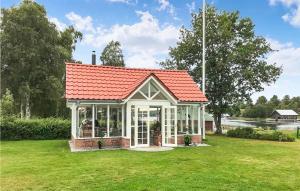 een klein huis met een oranje dak in een tuin bij Nice Home In stn With House Sea View 