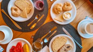 烏魯比西的住宿－La Mansarda Hotel，餐桌,盘子上放着食物和咖啡