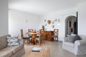 ein Wohnzimmer mit einem Sofa und einem Tisch in der Unterkunft Carvoeiro -Spacious 2 bedroom appartment with pool - Monte Dourado in Carvoeiro