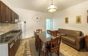 A kitchen or kitchenette at Stunning Home In Marina Di Lizzano