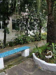 a bench with a swan next to a building at Cantinho do Thiê in Paquetá
