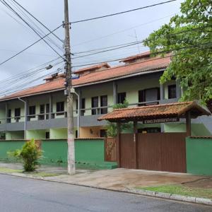 un edificio con una puerta delante de él en Apto Peró Cabo Frio 700m da Praia, en Cabo Frío