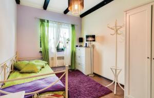PodamirowoにあるPet Friendly Home In Bedzin With Kitchenのベッドルーム(紫色の敷物を使用した二段ベッド付)