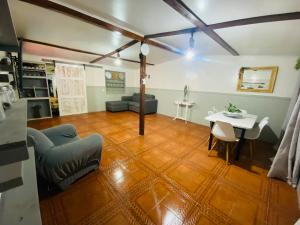 塔尔塔尔Casa Nórdica的客厅里有一张沙发和一张桌子。 更多11张照片