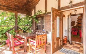 ムシチツェにある4 Bedroom Lovely Home In Msciceのポーチ(木製テーブル、椅子付)