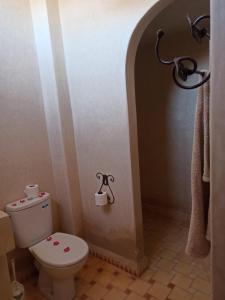 une petite salle de bains avec toilettes et un couloir dans l'établissement Ourika lodge the healing place, à Tafza