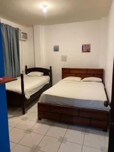 - une chambre avec 2 lits dans l'établissement Playa Aparts & Suites Malecon, à Manta