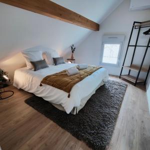 Łóżko lub łóżka w pokoju w obiekcie DOMAINE SAINT LOUP - 10min BEAUNE