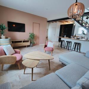 Telewizja i/lub zestaw kina domowego w obiekcie DOMAINE SAINT LOUP - 10min BEAUNE