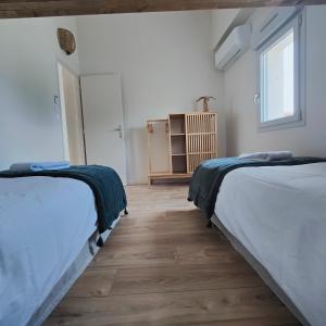 Łóżko lub łóżka w pokoju w obiekcie DOMAINE SAINT LOUP - 10min BEAUNE