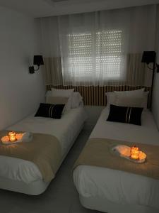 2 camas en una habitación con luces encendidas en PLAYALUZ, en Aguadulce