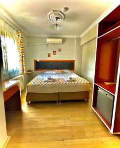 Postel nebo postele na pokoji v ubytování Kestanbol Hotel
