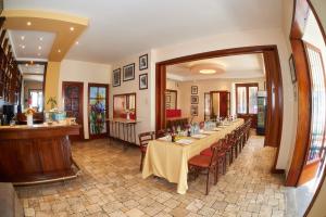 a long dining room with a long table and chairs at Hotel Arequipa Vive in Arequipa