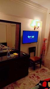 uma sala de estar com uma televisão de ecrã plano na parede em Nile Riviera in Mansoura em Mansoura