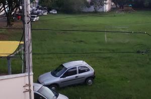 阿帕雷西達的住宿－Apartamento Aparecida do norte，停在草地上的小型银车