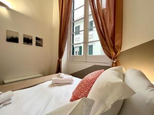 1 dormitorio con cama y ventana en Happy Family Apartments U Papaviou, en Génova