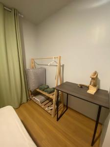 a room with a desk and a table and a bed at Residencial Cayenne in Caxias do Sul