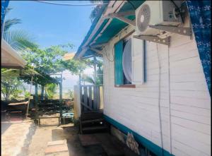 mały dom z drzwiami i oknem w obiekcie Apartamentos Zamora w mieście Puerto Limón