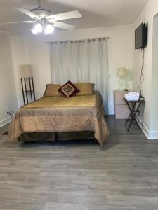 um quarto com uma cama e uma ventoinha de tecto em Comfy Beautiful 3 bedroom Home in Jacksonville em Jacksonville