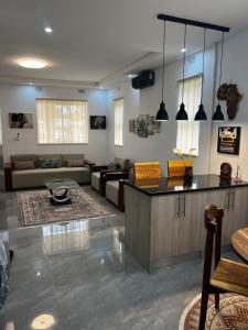 sala de estar con sofá y mesa en Smart Stay Eco Friendly AirBnB, en Lusaka