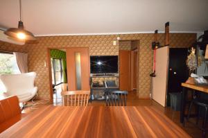 TV a/nebo společenská místnost v ubytování 無料ドッグラン attic private villa 伊豆大川