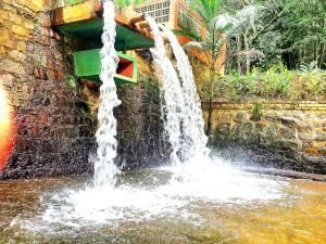 uma fonte de água no meio de uma cascata em Casa Vitral - Em condomínio fechado - Aldeia/PE em Pau dʼAlho