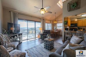 a living room with a couch and a tv at Lake View! Walk-In 3 BR Condo - Outdoor Pool - FREE TICKETS INCLUDED - TRH6-6 in Branson