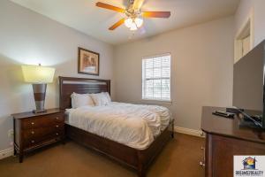 Ένα ή περισσότερα κρεβάτια σε δωμάτιο στο 4BD WALK-IN Villa - Large Deck - Golf Course - Pool - FREE TICKETS INCLUDED - V120 +106 φωτογραφίες