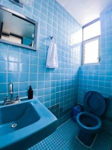 a blue bathroom with a toilet and a sink at Casa San Antonio in Aguascalientes