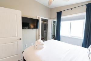 Postel nebo postele na pokoji v ubytování Colony Suites