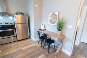 Kuchyň nebo kuchyňský kout v ubytování Colony Suites