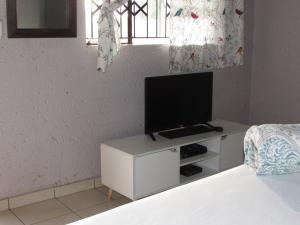 um quarto com um armário branco e uma televisão de ecrã plano em Next to Dinokeng in Hammanskraal Private property 