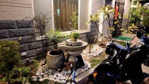 Aed väljaspool majutusasutust Plum Green Homestay