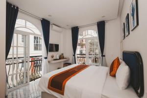 a bedroom with a large bed and a balcony at Hai Duong PQ Hotel in Phu Quoc